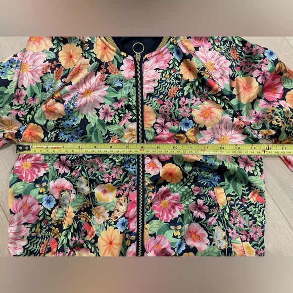 Bomber Jacket - Floral patterned silk like - Picture 3 of 7